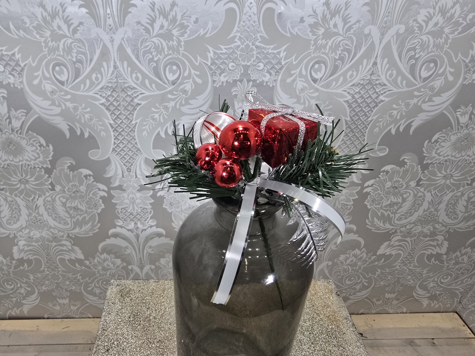 Present W/Baubles Pick 20cm